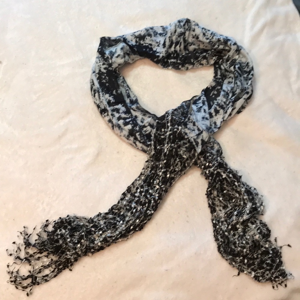 NWOT Black and White scarf